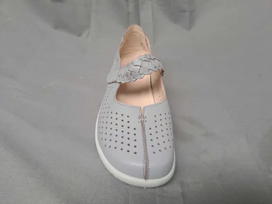 BOXED PAIR OF HOTTER SHOES IN PEBBLE GREY UK SIZE 9