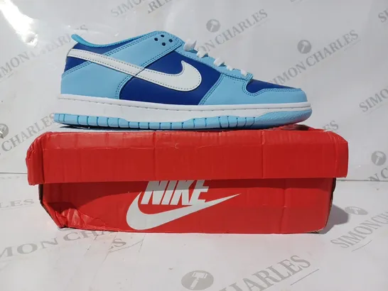 BOXED PAIR OF NIKE DUNK LOW/KASINA SHOES IN BLUE/WHITE UK SIZE 7.5