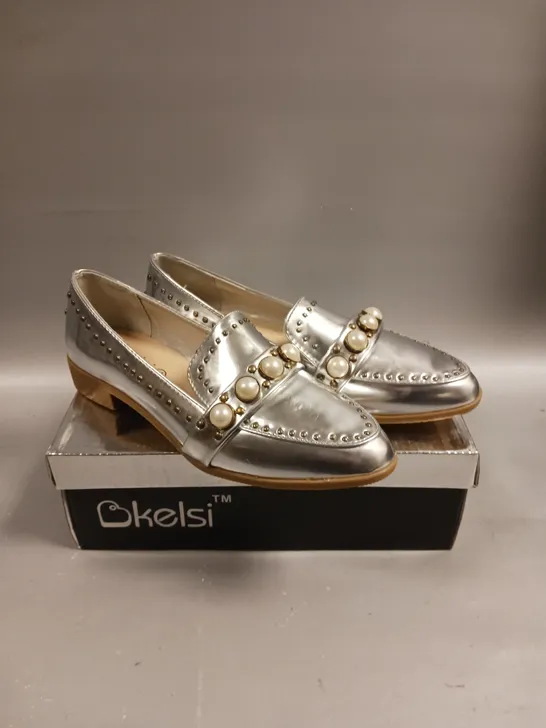 BOXED PAIR OF BKELSI SLIP ON LOW HEEL SHOES IN SILVER - 4