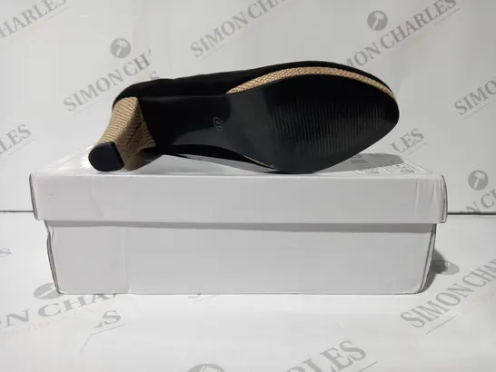 BOXED PAIR OF DESIGNER CLOSED TOE HEELED SHOES IN BLACK EU SIZE 41