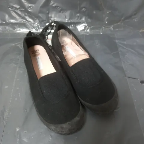 APPROXIMATELY 50 PAIRS OF BLACK SCHOOL PUMPS VARIOUS SIZES