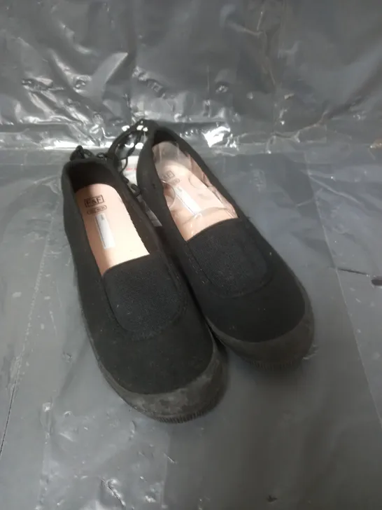 APPROXIMATELY 50 PAIRS OF BLACK SCHOOL PUMPS VARIOUS SIZES