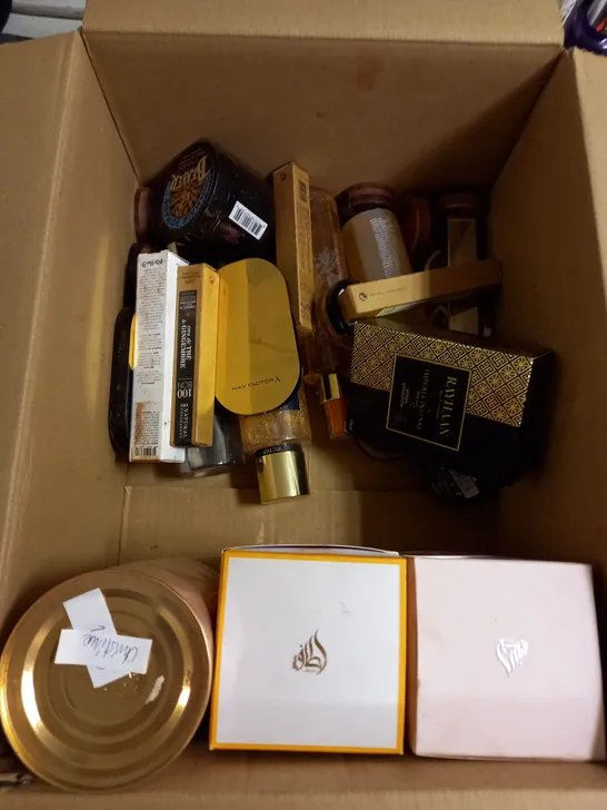 BOX OF APPROX 20 ASSORTED COSMETIC PRODUCTS TO INCLUDE - SOL DE JANEIRO BRAZILIAN KISS LIP BUTTER - CHARLOTTE TILBURY MATTE LIPSTICK IN TELL LAURA - BOXED LALIQUE EAU DE PARFUM 75ML - ETC