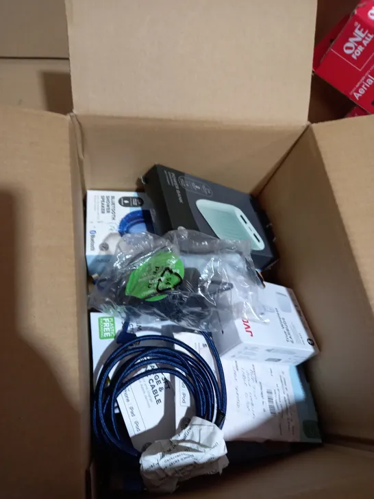 LOT  OF APPROX 20 ASSORTED ITEMS TO INCLUDE WIRELESS MOUSE, POWER BANK, SHOWER SPEAKER