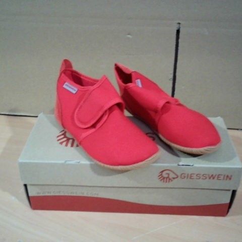 BOXED PAIR OF GIESSWEIN SLIM FIT KIDS SLIPPERS RED SIZE 29