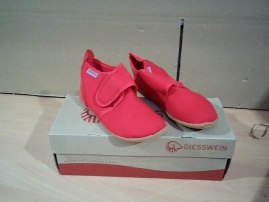BOXED PAIR OF GIESSWEIN SLIM FIT KIDS SLIPPERS RED SIZE 29