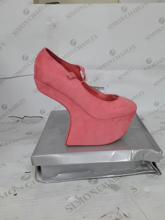BOXED PAIR OF CASANDRA PLATFORM STRAP SHOE IN PINK SUED SIZE 5