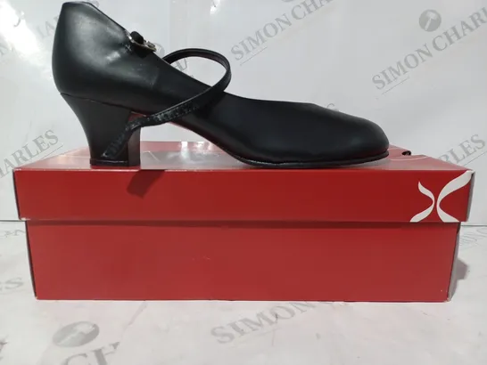 BOXED PAIR OF CAPEZIO LOW HEEL SHOES IN BLACK SIZE UNSPECIFIED