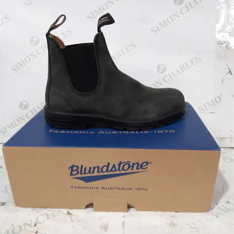 BOXED PAIR OF BLUNDSTONE ELASTIC SIDED BOOTS IN DARK GREEN UK SIZE 7