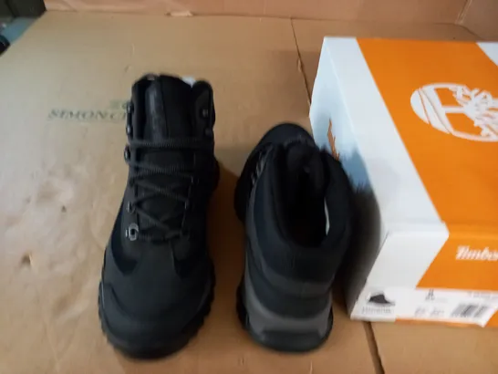 PAIR OF TIMBERLAND LINCOLN PEAK BLACK LEATHER BOOTS - MENS 9