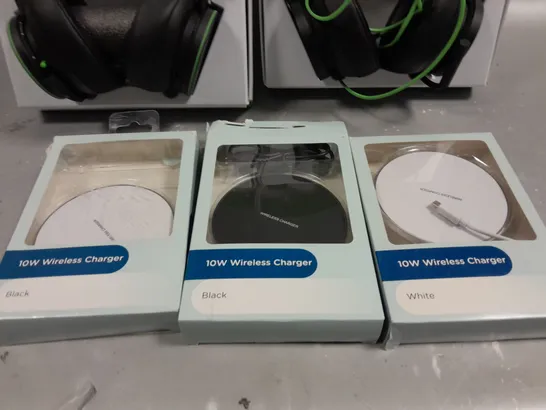 LOT OF FIVE ASSORTED ITEMS TO INCLUDE TWO XBOX STEREO HEADSET SERIES X/S, WIRELESS CHARGERS , ETC