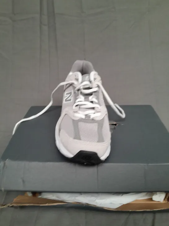 BOXED PAIR OF NEW BALANCE RUNNING 530 GREY/WHITE SIZE UK 6