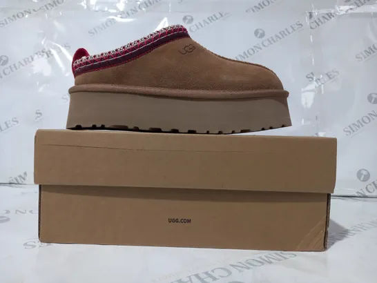 BOXED PAIR OF UGG WTAZZ SHOES IN TAN UK SIZE 4