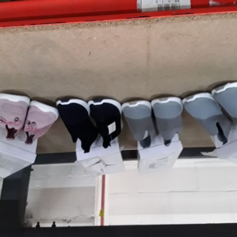 4 ASSORTED PAIRS OF FLEX AND SOFT SHOES 