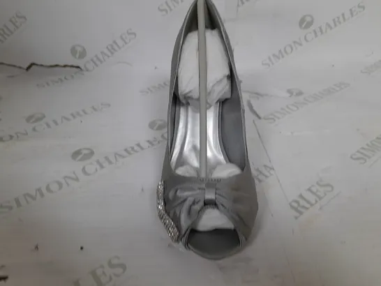PAIR OF OCCASSIONS BY CASANDRA OPEN TOE HEELS IN SILVER - SIZE 6