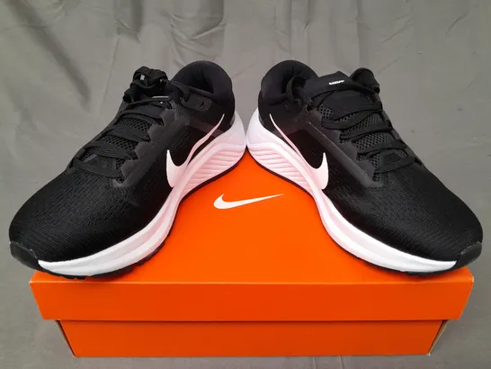 BOXED PAIR OF NIKE AIR ZOOM TRAINERS IN BLACK SIZE UK 6