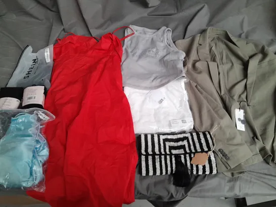 BOX OF APPROXIMATELY 25 ASSORTED CLOTHING ITEMS TO INCLUDE DRESSES, TIGHTS, SHIRTS, ETC