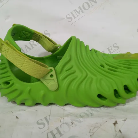 BOXED PAIR OF CROCS SHOES IN GREEN SIZE M10/W12