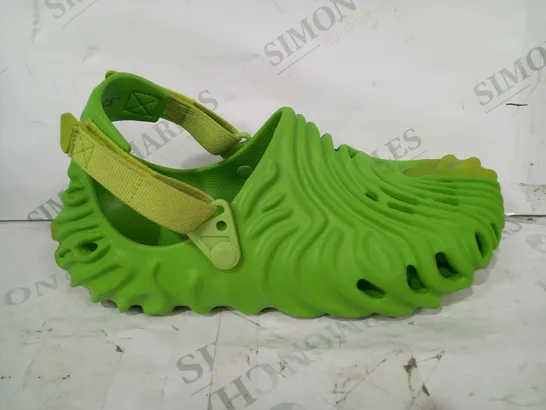 BOXED PAIR OF CROCS SHOES IN GREEN SIZE M10/W12