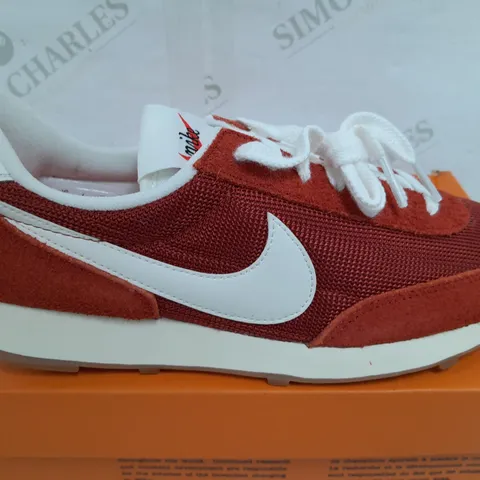 BOXED PAIR OF NIKE WOMENS NIKE DAYBREAK VINTAGE TRAINERS IN RUGGED ORANGE - UK 5.5