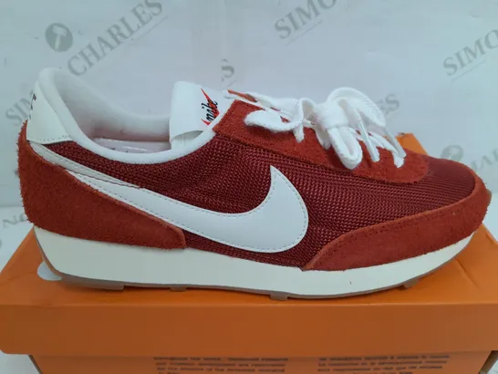 BOXED PAIR OF NIKE WOMENS NIKE DAYBREAK VINTAGE TRAINERS IN RUGGED ORANGE - UK 5.5