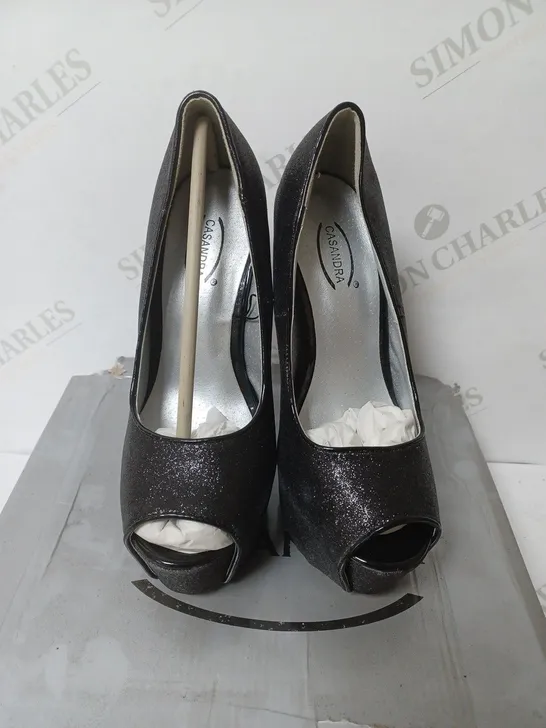 BOXED PAIR OF CASANDRA OPEN TOE HEELED PLATFORM SHOES IN BLACK GLITTER SIZE 4