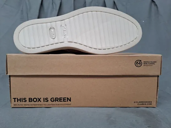 BOXED PAIR OF CLARKS SHARKFORD WALK SHOES IN PEBBLE UK SIZE 11