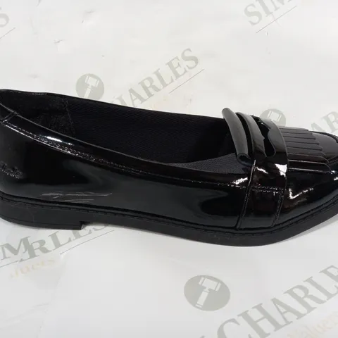 BOXED PAIR OF CLARKS SCALA BRIGHT Y SLIP-ON SHOES IN GLOSSY BLACK UK SIZE 7.5