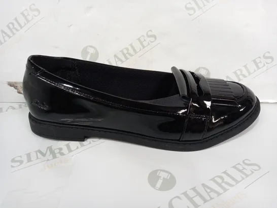 BOXED PAIR OF CLARKS SCALA BRIGHT Y SLIP-ON SHOES IN GLOSSY BLACK UK SIZE 7.5