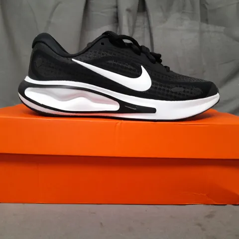 BOXED PAIR OF NIKE JOURNEY RUN SHOES IN BLACK/WHITE UK SIZE 4.5