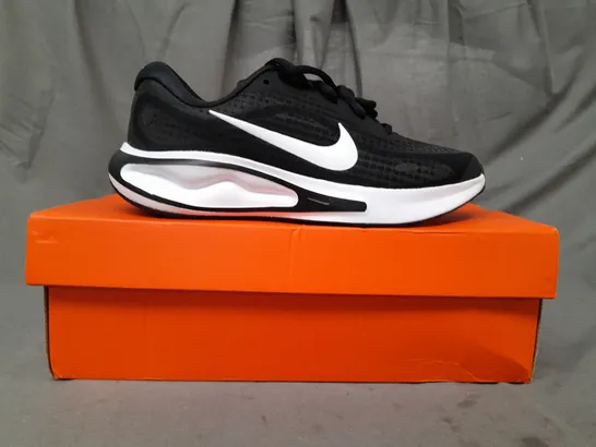 BOXED PAIR OF NIKE JOURNEY RUN SHOES IN BLACK/WHITE UK SIZE 4.5