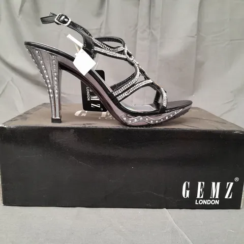 BOX OF APPROXIMATELY 10 BOXED PAIRS OF GEMZ LONDON OPEN TOE SANDALS IN VARIOUS STYLES AND SIZES