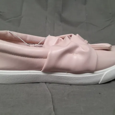 BOX OF APPROXIMATELY 8 PAIRS OF DESIGNER SLIP-ON SHOES IN PINK - VARIOUS SIZES