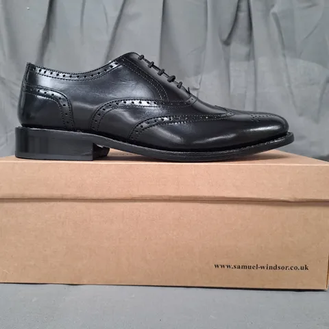 BOXED PAIR OF SAMUEL WINDSOR SHOES IN BLACK UK SIZE 7