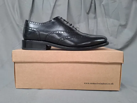 BOXED PAIR OF SAMUEL WINDSOR SHOES IN BLACK UK SIZE 7