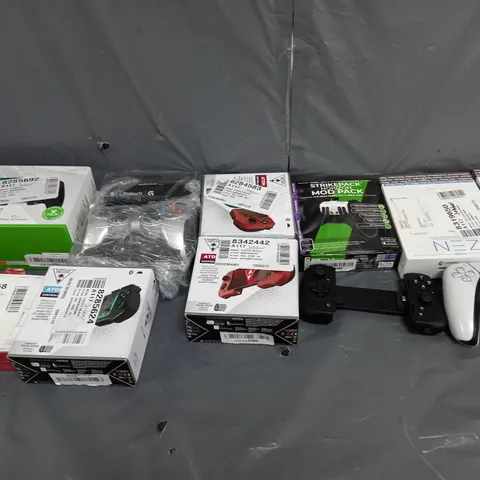 BOX OF APPROXIMATELY 10 ASSORTED GAME CONSOLE CONTROLLERS TO INCLUDE XBOX, PLAYSTATION AND TURTLE BEACH