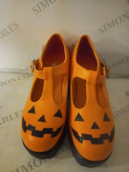 BOXED PAIR OF KOI WOMEN'S SAI PUMPKIN POISON MARY JANES SIZE 6