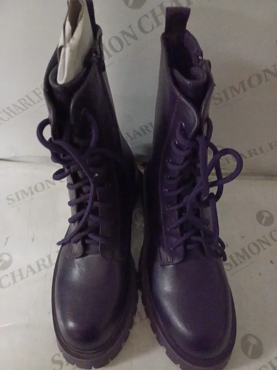 PAIR OF KOI WOMEN'S LACE UP BOOTS SIZE 6