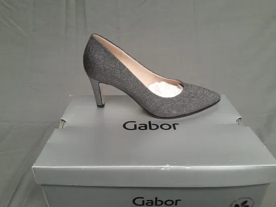 BOXED PAIR OF GABOR DANE HEEL IN SILVER GLITTER SIZE 5