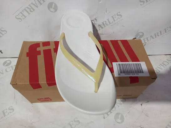 BOXED PAIR OF FITFLOP PEARLISED FLIP FLOPS IN WHITE UK SIZE 6