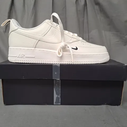 BOXED PAIR OF NIKE AIR FORCE 1 '07 SHOES IN SAIL UK SIZE 9