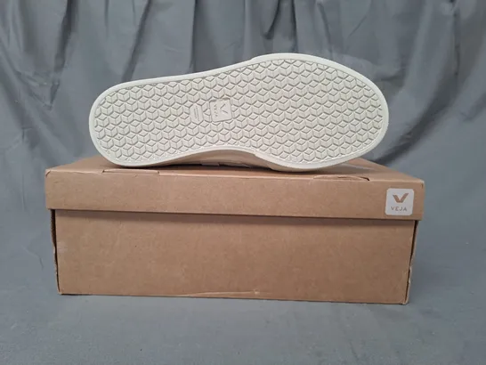 BOXED PAIR OF VEJA CAMPO SNEAKERS IN WHITE UK SIZE 6