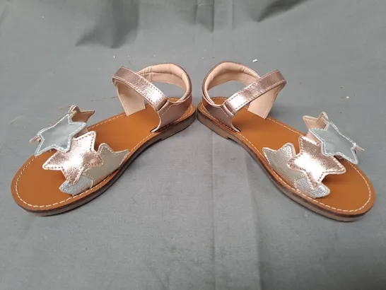 BOXED PAIR OF MINI BODEN KIDS METALLIC STAR OPEN TOE SANDALS EU SIZE 31