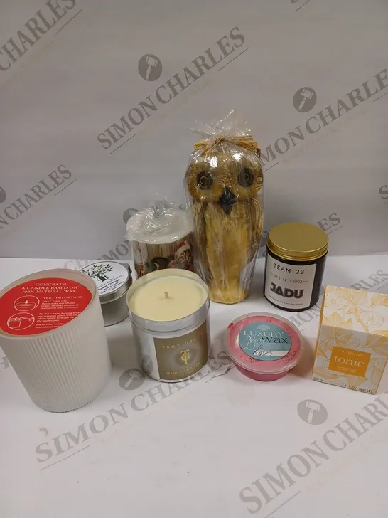 BOX OF APPROXIMATELY 20 ASSORTED SCENTED CANDLE PRODUCTS TO INCLUDE, CLARINS TONIC, LUXURY WAX MELTS, TRUE GRACE ETC