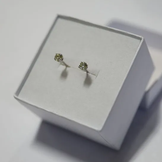 18CT WHITE GOLD DIAMOND STUD EARRINGS