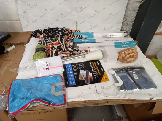 LOT OF APPROXIMATELY 25 HOUSEHOLD ITEMS TO INCLUDE ROSE GARDEN DECOR, BARBEQUE TONGUE SET, AND LARGE HIKING BACKPACK ETC.