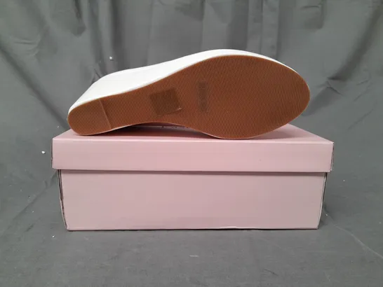 BOXED PAIR OF GUCU FASHION SLIP-ON WEDGES IN WHITE EU SIZE 39