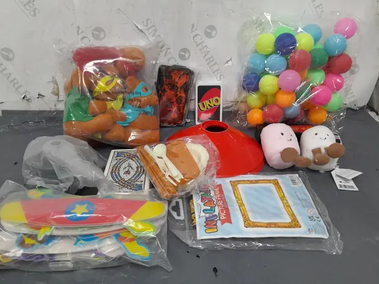 APPROXIMATELY 12 ASSORTED TOYS & GAMES PRODUCTS TO INCLUDE MANCHESTER UNITED TRAINING CONES, JELLYCAT AMUSEABLE MARSHMALLOWS SOFT TOY, TAROT CARDS, ETC