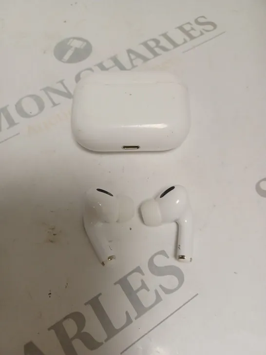 APPLE AIRPODS IN WHITE WITH CHARGING CASE 