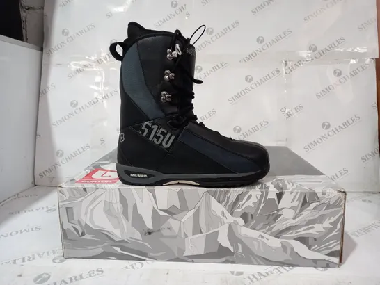 BOXED PAIR OF BURTON MOTO SNOWBOARDING BOOTS IN BLACK/GREY UK SIZE 8.5